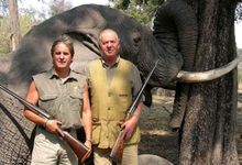 El Rey posa con un cazador y con un elefante abatido | Archivo