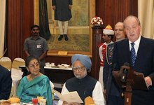El Rey Juan Carlos, durante su intervencin en la cena que le ha ofrecido el presidente indio, Pranab Mujerjee. | EFE