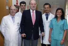 El Rey con el equipo del doctor Villamor | Archivo