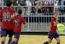 Oriol Riera (d) celebra su gol al Mlaga en La Rosaleda. | EFE