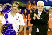 Tommy Robredo levanta la copa en Umag en presencia del presidente de Croacia, Ivo Josipovic. | Cordon Press