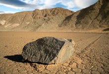 Una de las rocas con la huella que dej al moverse. | Flickr/CC/James Gordon