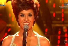 Roko, caracterizada como Shirley Bassey