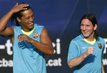 Ronaldinho y Messi cuando compartieron vestuario en el Barcelona. | Archivo