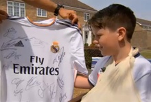 Camiseta firmada por toda la plantilla para el joven aficionado. | Sky Sports