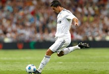 Cristiano Ronaldo, en el momento de ejecutar un golpe franco. 