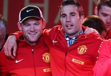 Rooney celebra con Van Persie  la Premier | Cordon Pres