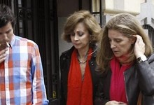 Rosalía Iglesias, junto a su hijo y María Dolores Márquez de Prado, momentos después del suceso | EFE