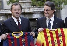 Sandro Rosell y Artus Mas presenta la equipacin del Barcelona. | EFE