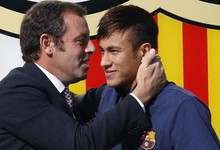 Sandro Rosell abraza a Neymar en su presentacin. | Archivo