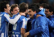 Los jugadores de la Real celebran la �pica victoria ante el Barcelona. | EFE