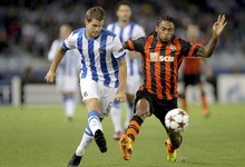 Iigo Martnez pelea por un baln con Luiz Adriano. | EFE