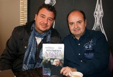 Juanma Rodrguez (d) y Rubn Ura posan con su libro, Fenmeno Mou. | Foto: Guillermo Domnguez