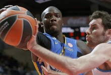 Rudy Fern�ndez pugna por un bal�n con Shawn James. | EFE