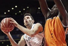 Rudy Fernndez entra a canasta ante el pvot senegals Saer Sen. | EFE