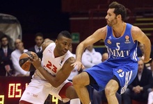 Rudy Fernndez lucha por un baln con Keith Langford. | EFE