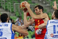 Rudy Fernndez trata de entrar a canasta. | EFE