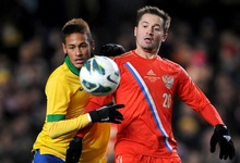 Neymar disputa un baln con Faizulin. | Cordon Press