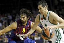 Diamantidis (d) controla el bal�n ante V�ctor Sada. | EFE
