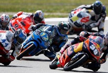 Luis Salom (d), durante un momento de la carrera en Assen. | Cordon Press