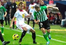 Salva Sevilla (d) se marcha de Rakitic en el partido de la primera vuelta disputado en el S�nchez Pizju�n. | Archivo