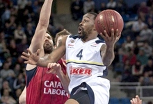 San Emeterio intenta frenar a Bo McCalebb. | EFE