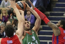 San Emeterio (c) trata de encestar ante la presencia de Sasha Kaun (i) y Sonny Weems. | EFE 