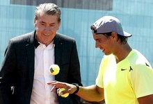 Manolo Santana conversa con Rafa Nadal durante un entrenamiento. | EFE