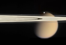 Los anillos de Saturno y su luna Titán. | Corbis