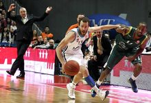 Sergio Rodr�guez conduce la pelota ante Earl Calloway. | EFE