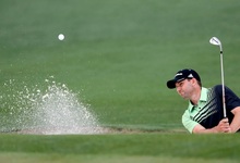 Sergio Garca saca una bola del bunker en el hoyo 2. | Cordon Press