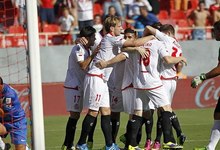 Los jugadores del Sevilla celebran uno de los goles al Almera. | EFE