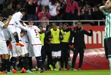 Los jugadores del Sevilla celebran uno de los goles ante el Betis. | EFE