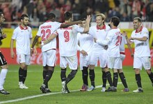 Negredo celebra con sus compaeros su gol al Granada. | Cordon Press