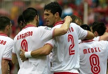 Los jugadores sevillistas celebran uno de los cuatro tantos logrados ante el Zaragoza. | EFE