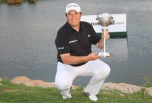 El irlands Shane Lowry posa con su trofeo de campen del Portugal Masters. | Foto: A. Marfil