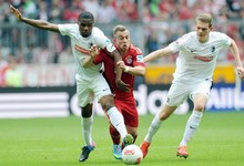 Shaqiri conduce la pelota durante el Bayern-Friburgo. | EFE