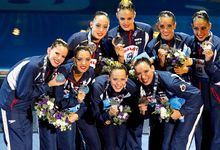 El equipo espaol de natacin sincronizada posa con la medalla de plata. | Cordon Press