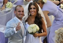 Sneijder, junto a su mujer Yolanthe Cabau durante su boda.