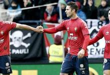 Kike Sola celebra con sus compaeros el gol marcado al Depor. | EFE