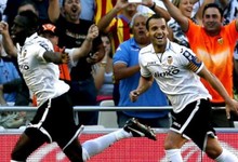 Soldado y Cisskho celebran el gol de la victoria. | EFE