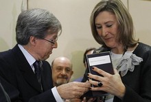 Antonio HErnndez Gil, decano saliente, entrega la medalla del ICAM a la nueva decana Sonia Gumpert | EFE