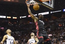 Wade clava el baln en la cesta ante Neal y Ginobili. | EFE