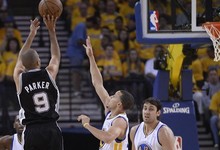 Tony Parker de los Spurs lanza ante Stephen Curry de Warriors. | EFE