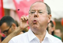 Steinbrck participando en un concurso de lanzamiento de huesos de cereza este domingo | EFE