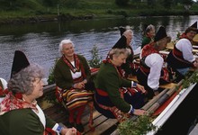 Varias mujeres celebran en un bote el solsticio de verano. | Corbis