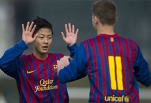 Seung Woo Lee celebra un tanto con el cadete del Barcelona. | EFE