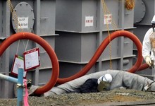 Un empleado de TEPCO revisa los tanques | Efe