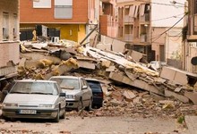 Un edificio derrumbado en Lorca tras el terremoto | Archivo