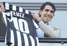 Tvez posa con la camiseta de la Juve. | Cordon Press